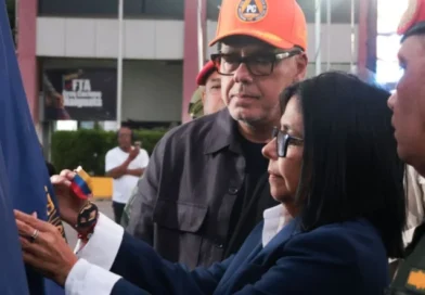 Delcy Rodríguez condecora a más de seis mil rescatistas venezolanos tras el doble terremoto
