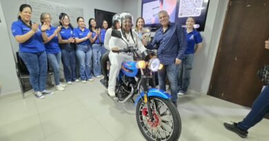 Alcalde José Mosquera hizo entrega de la motocicleta a la ganadora del sorteo del Calendario Mundial 2026