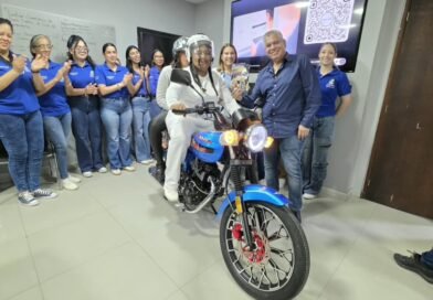 Alcalde José Mosquera hizo entrega de la motocicleta a la ganadora del sorteo del Calendario Mundial 2026