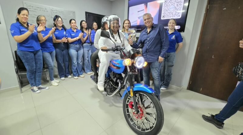 Alcalde José Mosquera hizo entrega de la motocicleta a la ganadora del sorteo del Calendario Mundial 2026
