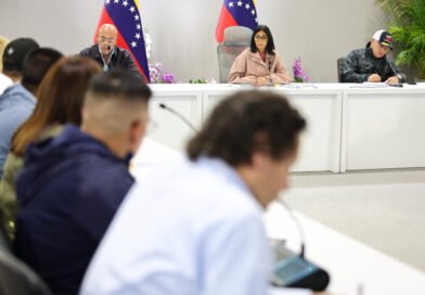 Delcy Rodríguez coordina instalación de campamentos transitorios para damnificados por los terremotos
