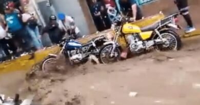 Fuertes lluvias provocan inundaciones y deslizamientos en Caracas y La Guaira