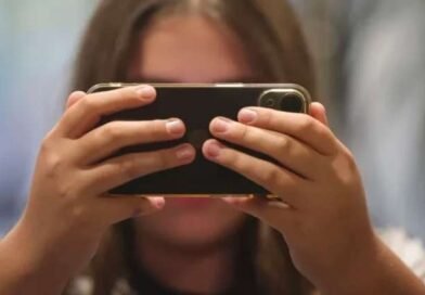 Parlamento francés aprueba prohibición de redes sociales para menores de 15 años