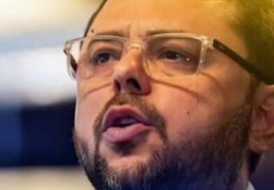 Antonio Ecarri responde a Jorge Rodríguez tras críticas por redacción de proyecto para eliminar el Bolívar y dolarizar Venezuela