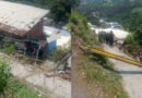 Conductor de camión perdió el control en la autopista Caracas-La Guaira, terminó cayendo por un barranco hasta una casa