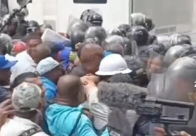 Manifestantes se enfrentan con funcionarios de la PNB en el centro de Caracas