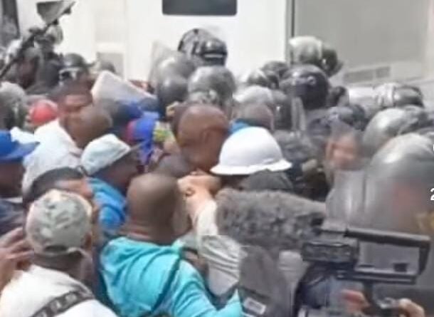 Manifestantes se enfrentan con funcionarios de la PNB en el centro de Caracas