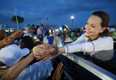 Machado salió de Panamá el jueves, cruzó Colombia y entró a Venezuela este fin de semana, según WSJ