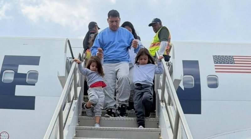 Venezuela recibe a 387 migrantes en vuelos de repatriación desde EE. UU.
