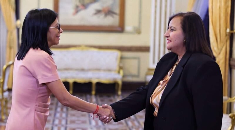 Delcy Rodríguez se reúne con Dinorah Figuera y Jorge Rodríguez en Miraflores