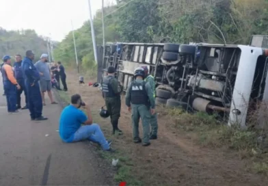 Volcamiento de autobús en Falcón deja al menos 13 lesionados en ruta Maracaibo-Chichiriviche