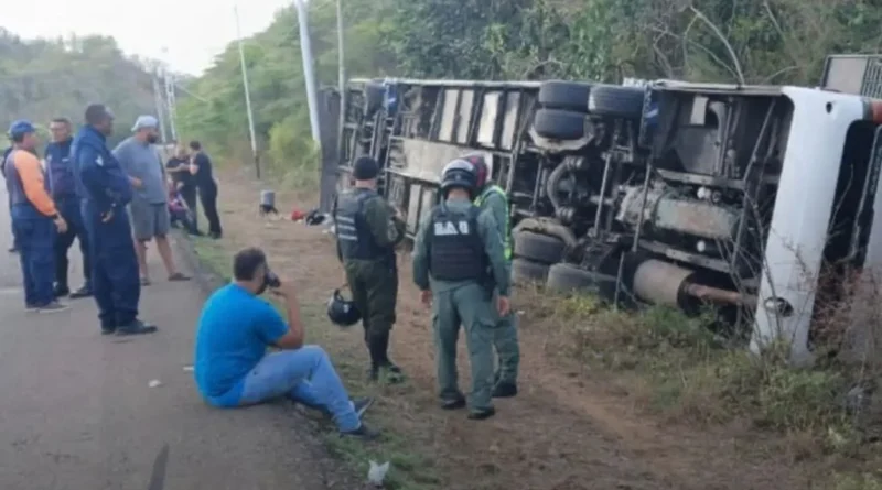 Volcamiento de autobús en Falcón deja al menos 13 lesionados en ruta Maracaibo-Chichiriviche